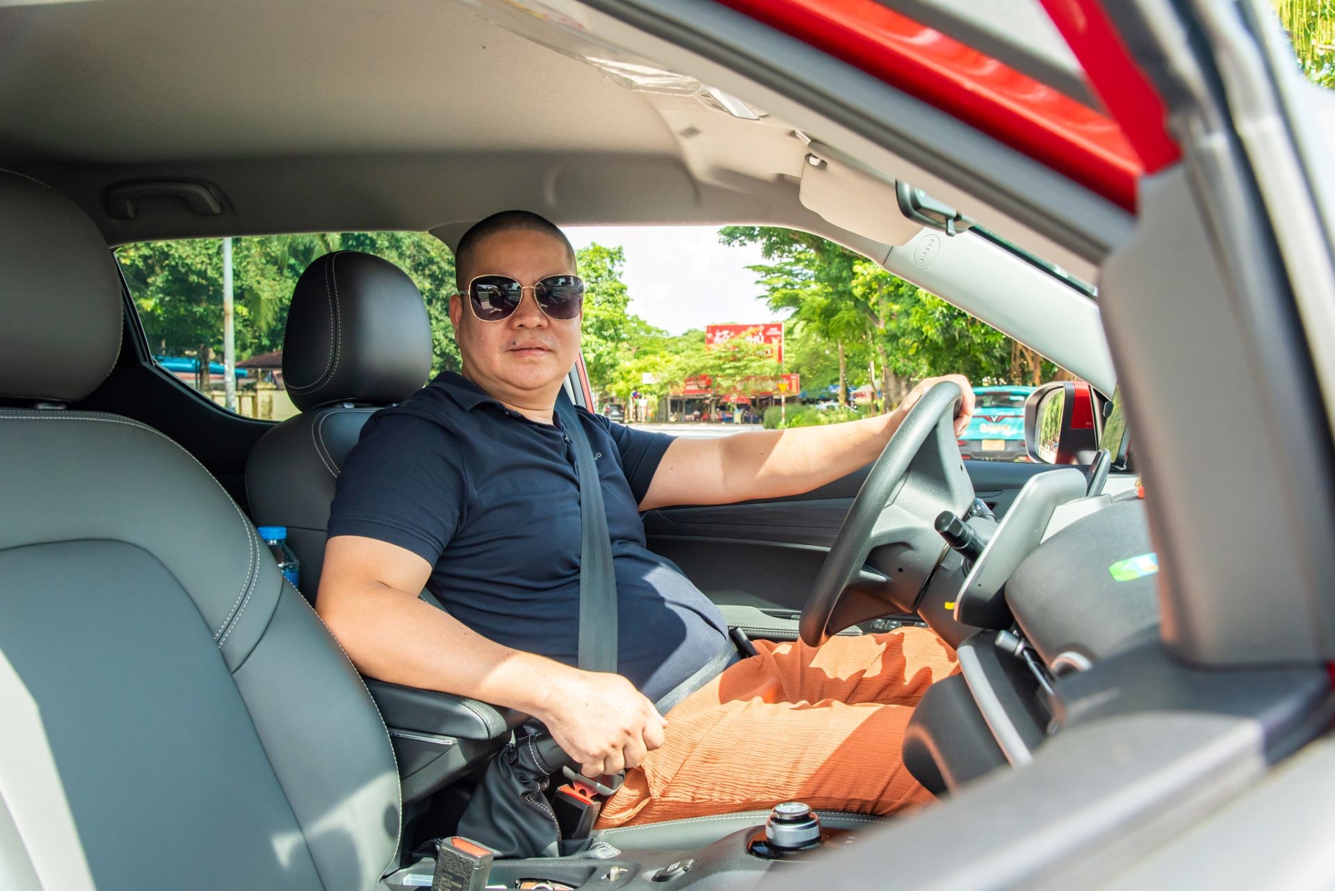 Anh Đỗ Văn Bốn (Hà Nội) cho biết ngay từ trước khi VinFast miễn phí sạc cho tài xế, xe điện đã tiết kiệm hơn hẳn xe xăng.