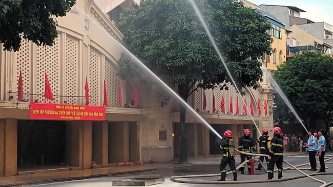 Hà Nội: Diễn tập chữa cháy và cứu nạn cho 200 chủ hộ, người dân tại Chợ Đồng Xuân