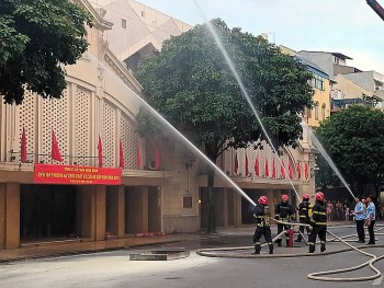 Hà Nội: Diễn tập chữa cháy và cứu nạn cho 200 chủ hộ, người dân tại Chợ Đồng Xuân