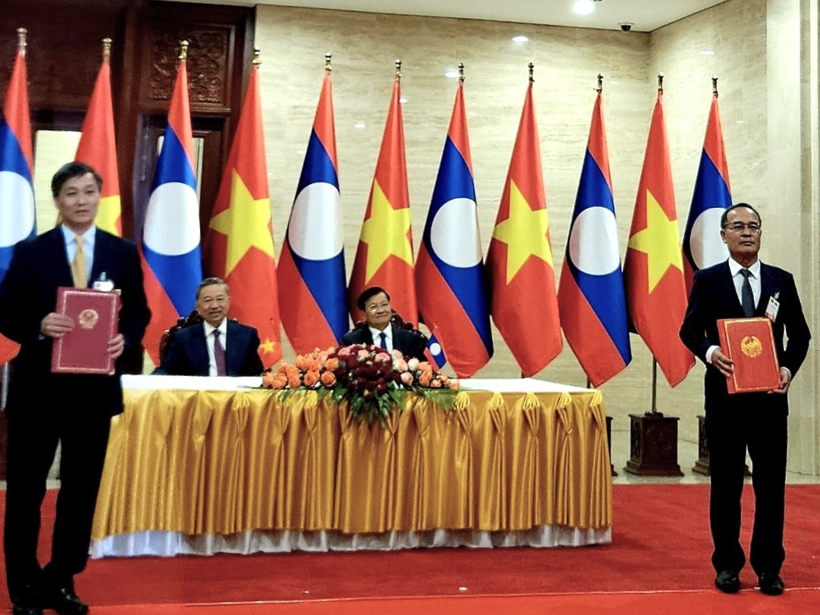Thứ trưởng Bộ Tư pháp Việt Nam Nguyễn Khánh Ngọc và Thứ trưởng Bộ Tư pháp Lào Ketsana Phommachan tiến hành trao văn kiện hợp tác giữa hai Bộ Tư pháp.