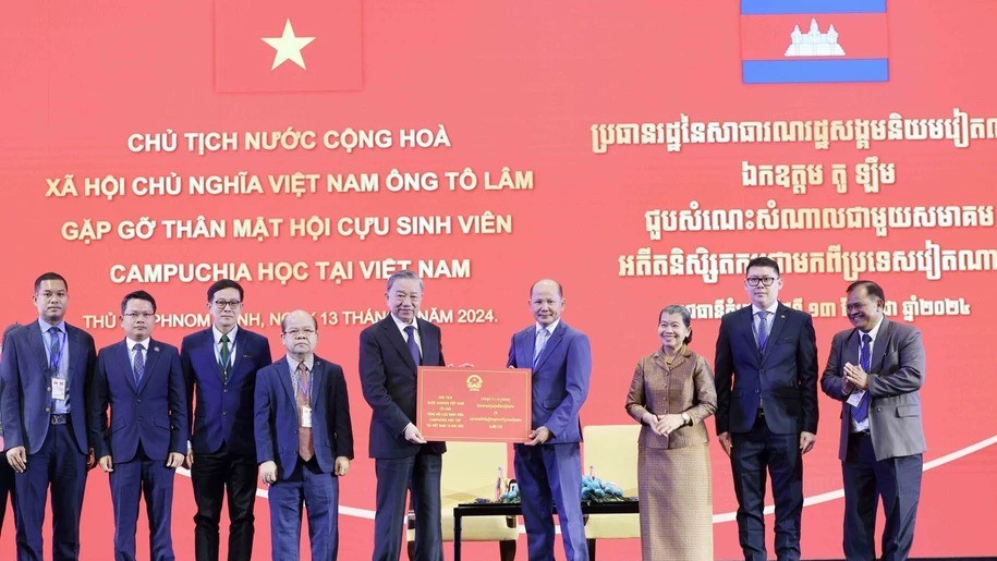 Chủ tịch nước Tô Lâm gặp mặt Hội cựu sinh viên Campuchia tại Việt Nam