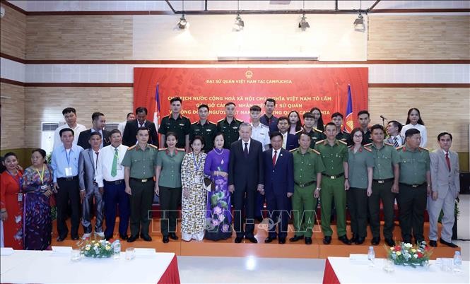 Chủ tịch nước Tô Lâm thăm Đại sứ quán và gặp mặt cộng đồng người Việt tại Campuchia