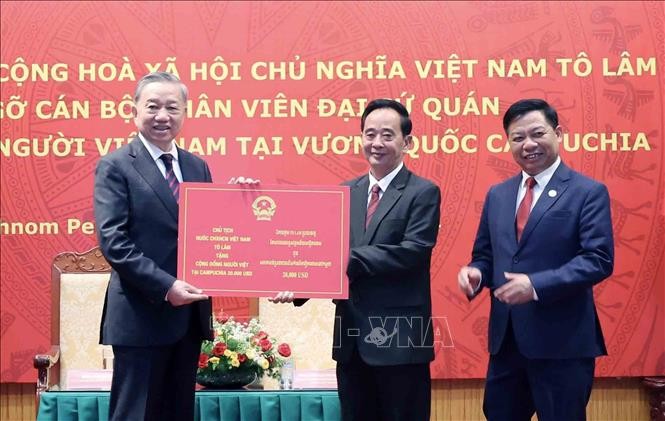 Chủ tịch nước Tô Lâm thăm Đại sứ quán và gặp mặt cộng đồng người Việt tại Campuchia