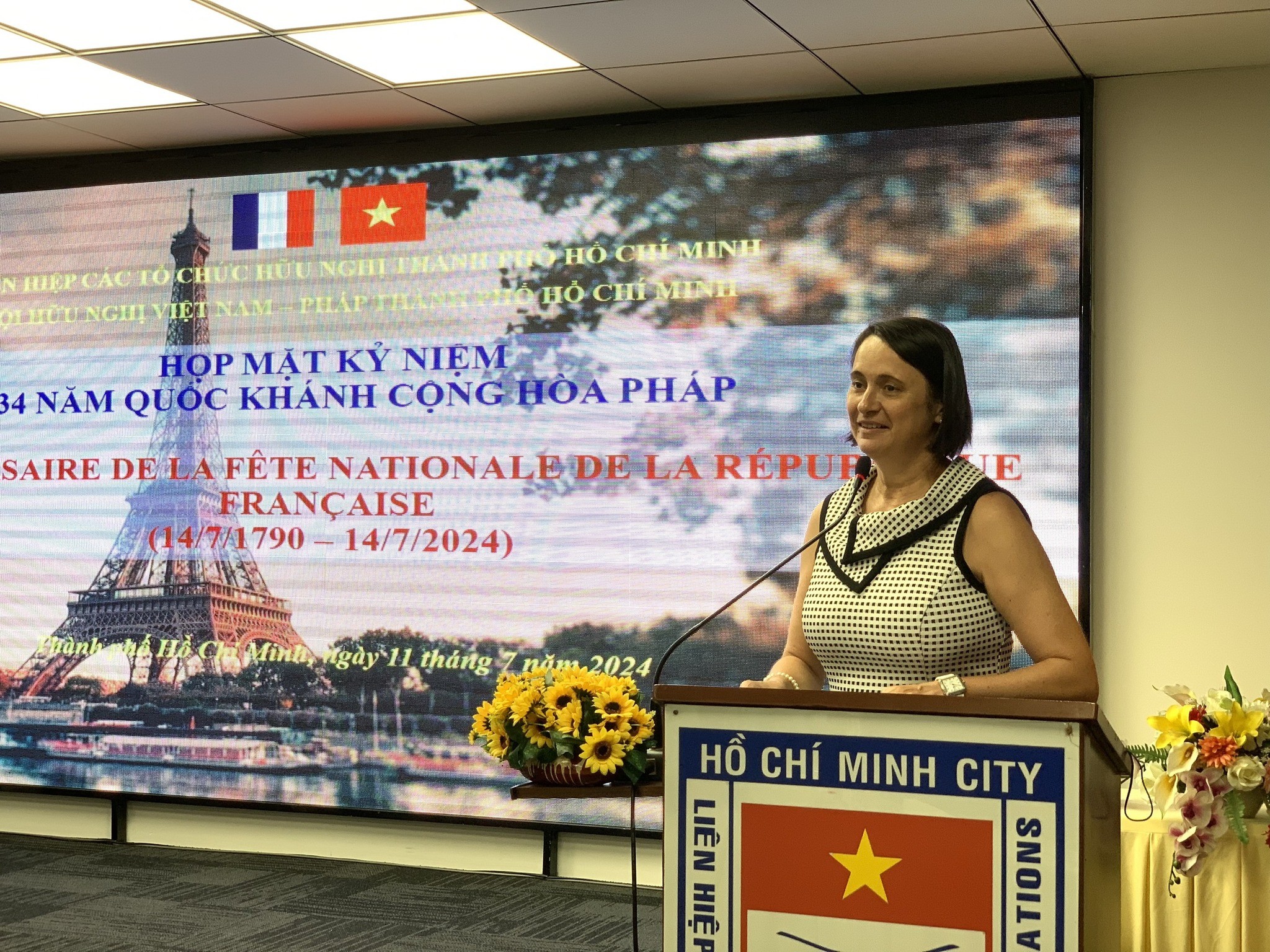 Tổng Lãnh sự Cộng hòa Pháp tại TPHCM Emmanuelle Pavillon-Grosser phát biểu tại buổi họp mặt