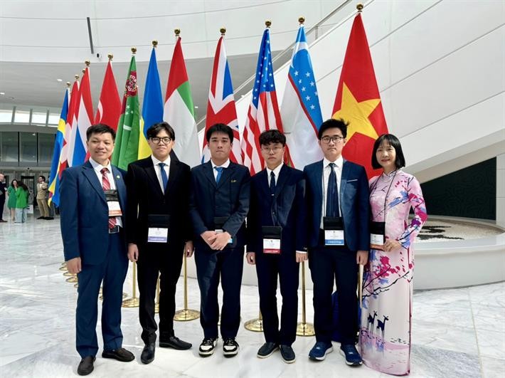 Đội tuyển Việt Nam gồm 4 học sinh (đứng giữa trong ảnh) tham dự Olympic Sinh học quốc tế năm 2024