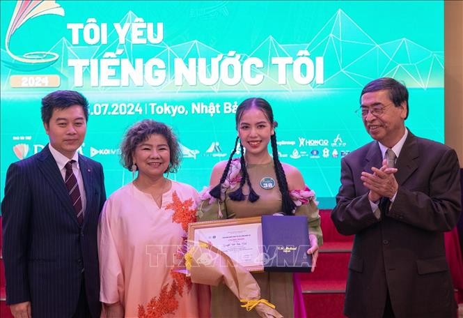 Ban tổ chức trao huy chương Vàng duy nhất cho thí sinh Nguyễn Trần Bảo Trinh.