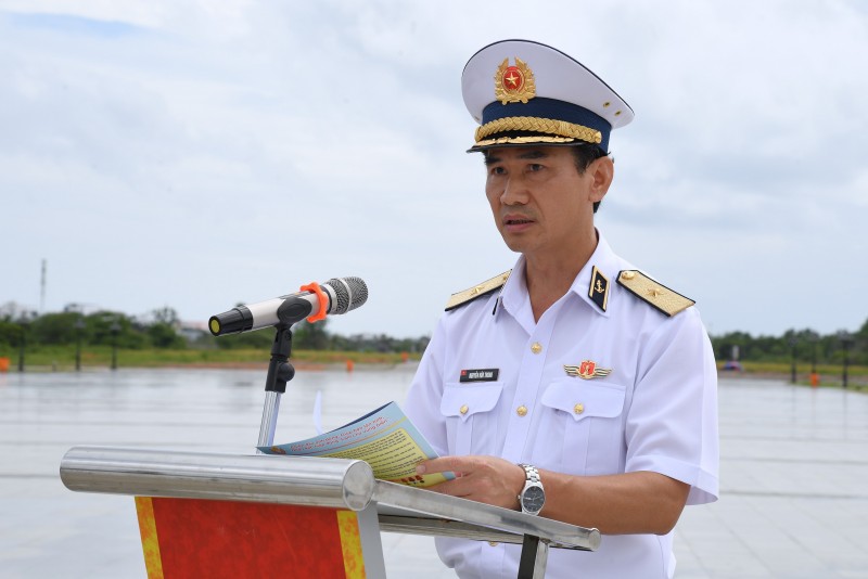 Chuẩn Đô đốc Nguyễn Hữu Thoan đọc diễn văn.