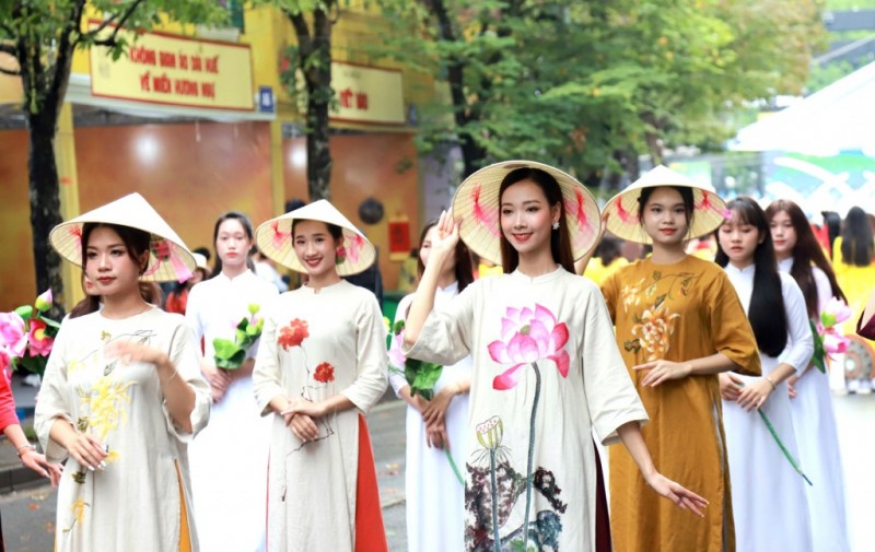 Hà Nội đã có truyền thống tổ chức nhiều lễ hội áo dài (Ảnh: T.L).