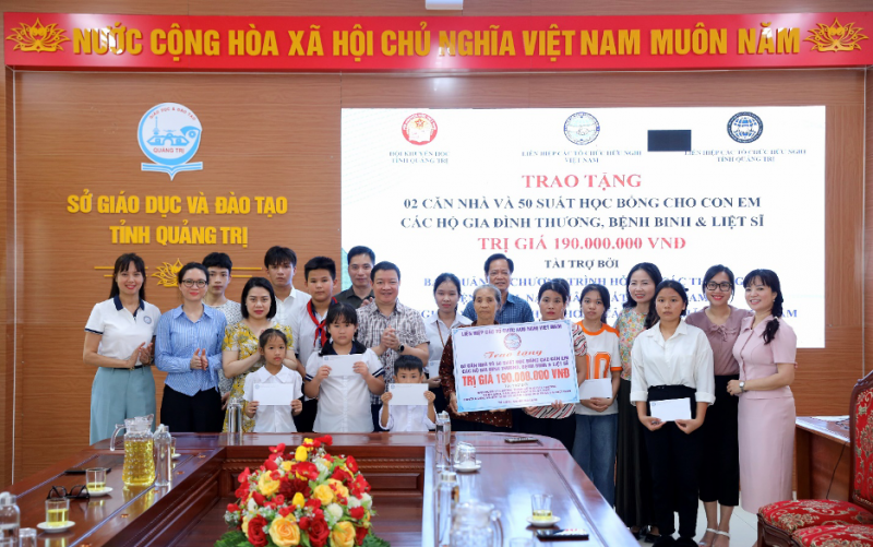 Liên hiệp các tổ chức hữu nghị Việt Nam tặng 2 nhà tình nghĩa cho hộ gia đình chính sách ở Quảng Trị