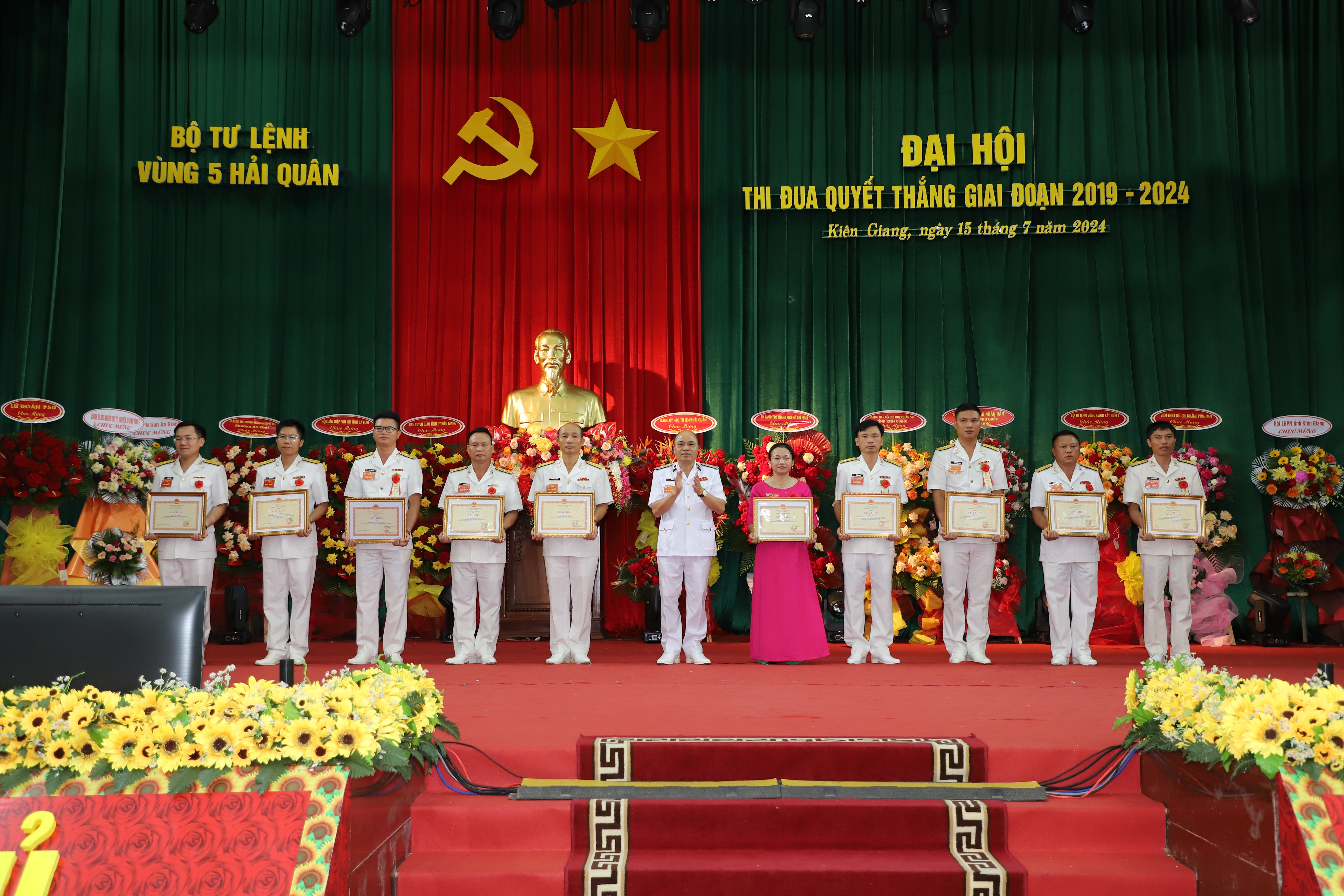 Thủ trưởng Bộ Tư lệnh Hải quân trao thưởng cho các tập thể và cá nhân có thành tích xuất sắc tiêu biểu trong thực hiện phong trào thi đua quyết thắng
