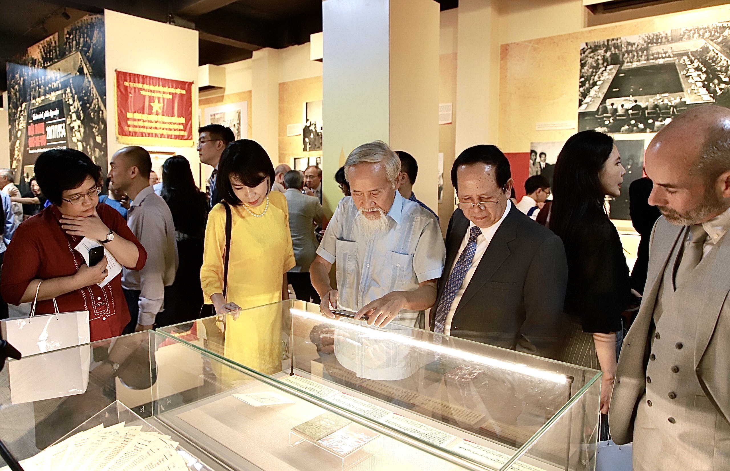 Đại biểu, công chúng tham quan Triển lãm