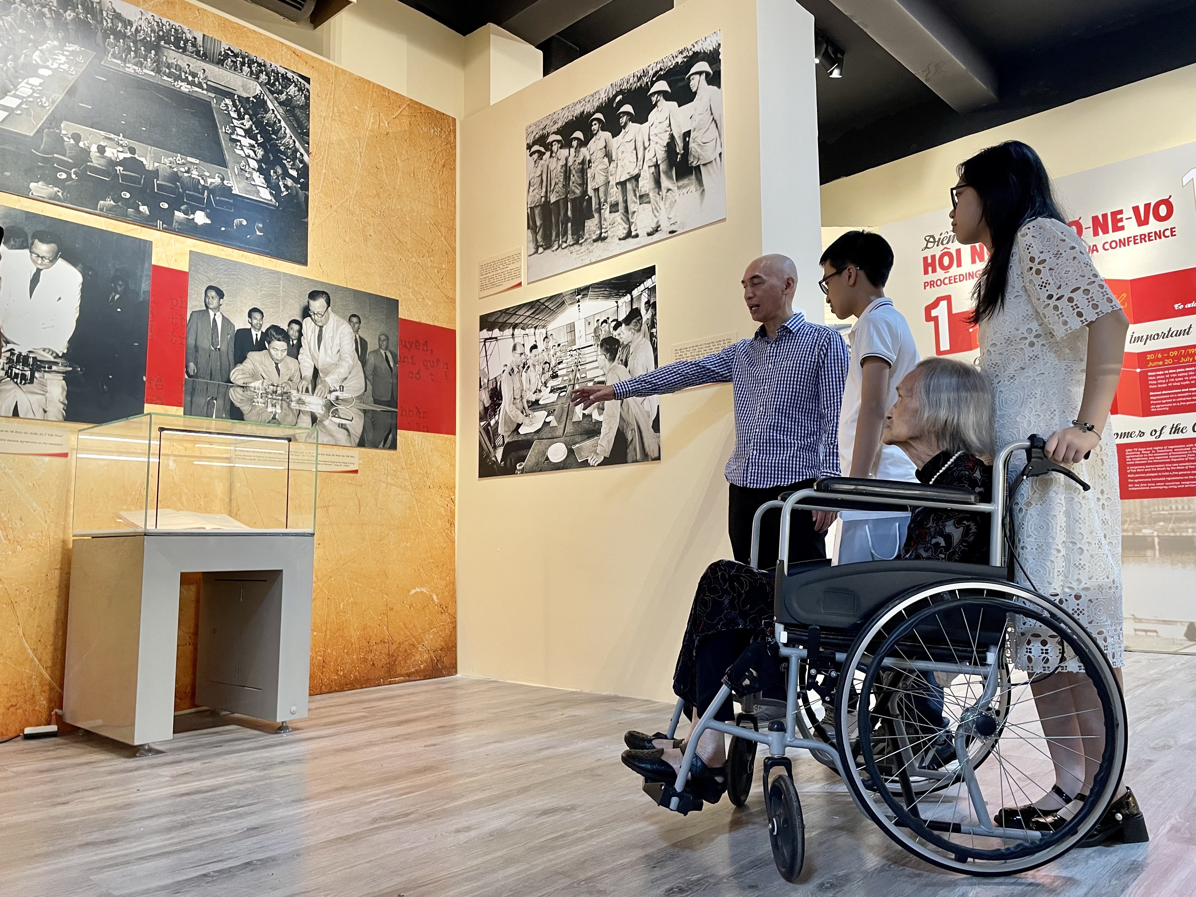 Đại diện gia đình thành viên đoàn đàm phán, ký kết và thực thi Hiệp định Geneve tham quan Triển lãm
