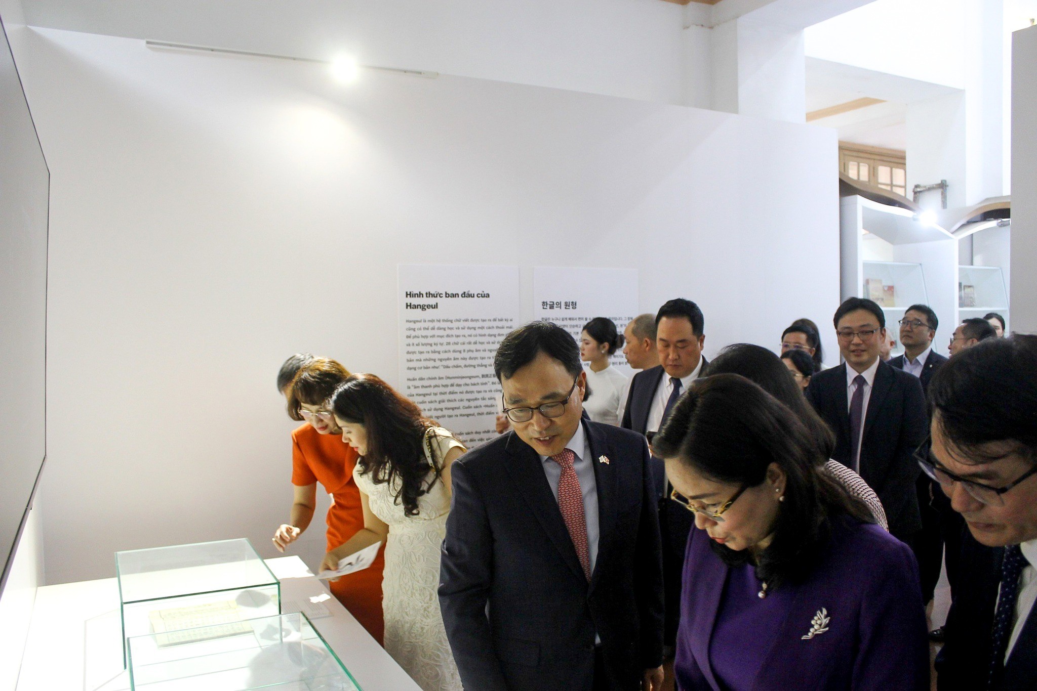 Các đại biểu và khách mời tham quan triển lãm. (Ảnh: icd.gov.vn)