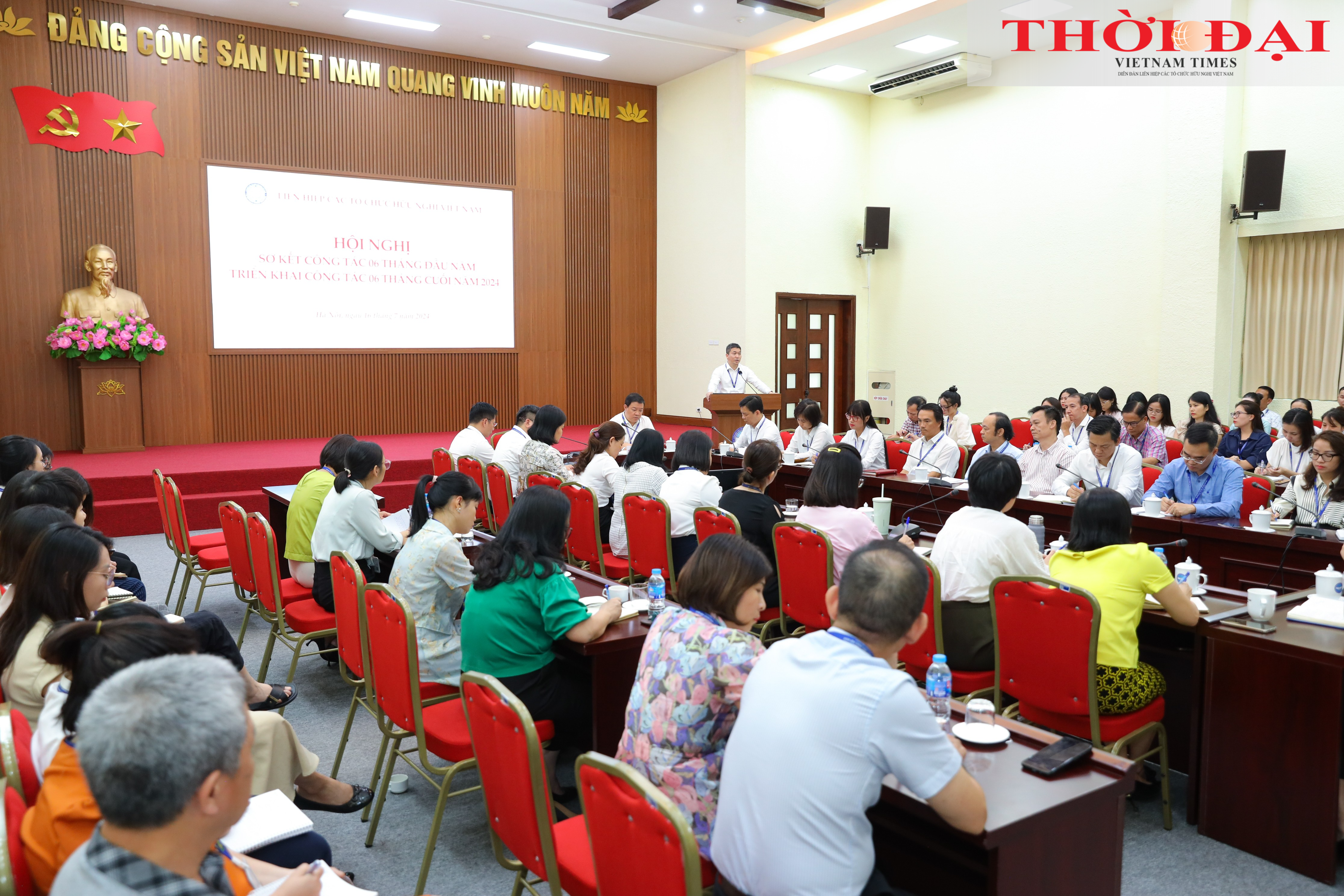 Công chức, viên chức, người lao động Cơ quan Thường trực Liên hiệp các tổ chức hữu nghị Việt Nam tham gia hội nghị. (Ảnh: Đinh Hòa)