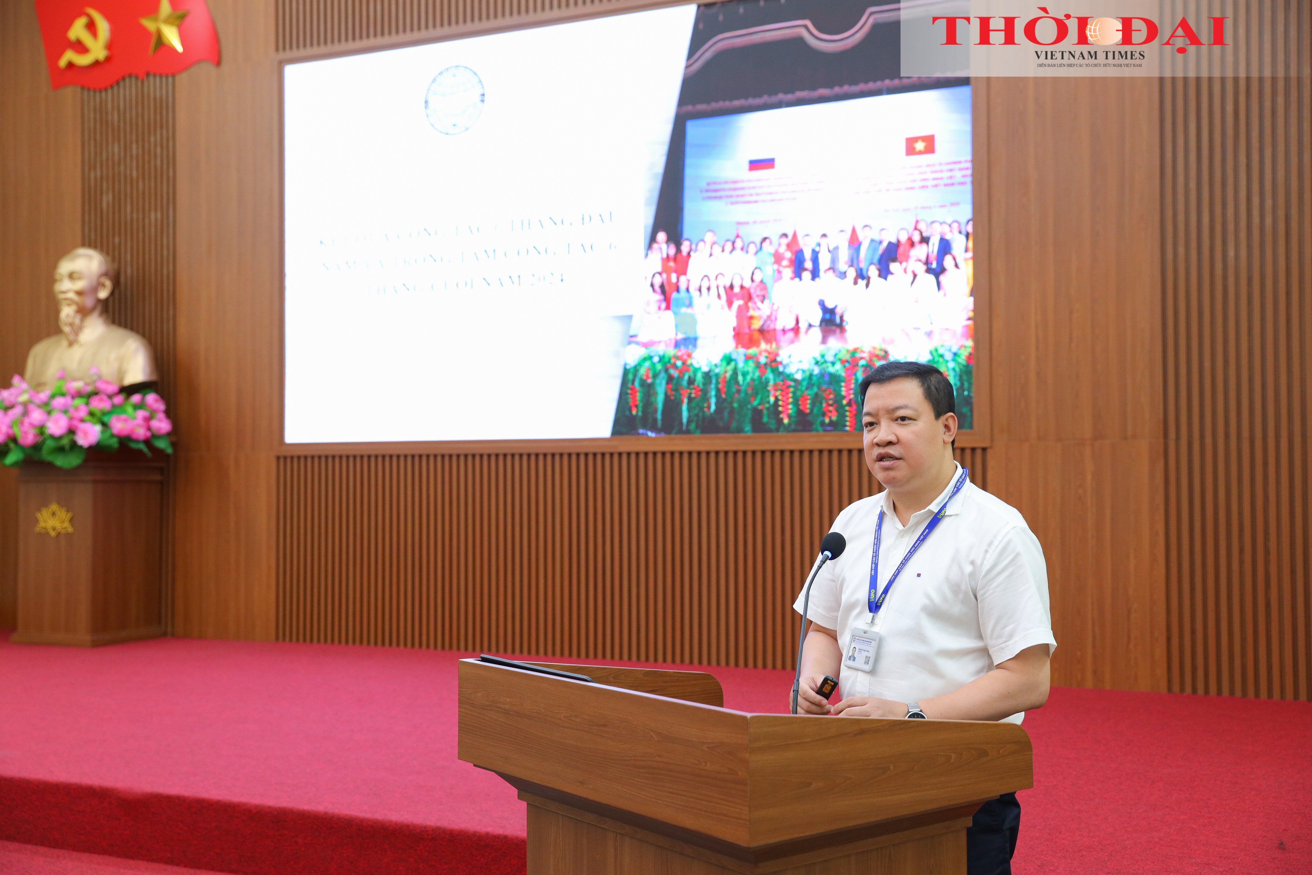 Ông Nguyễn Ngọc Hùng, Phó Chủ tịch Liên hiệp các tổ chức hữu nghị Việt Nam trình bày báo cáo kết quả công tác 6 tháng đầu năm, trọng tâm công tác 6 tháng cuối năm 2024. (Ảnh: Đinh Hòa)