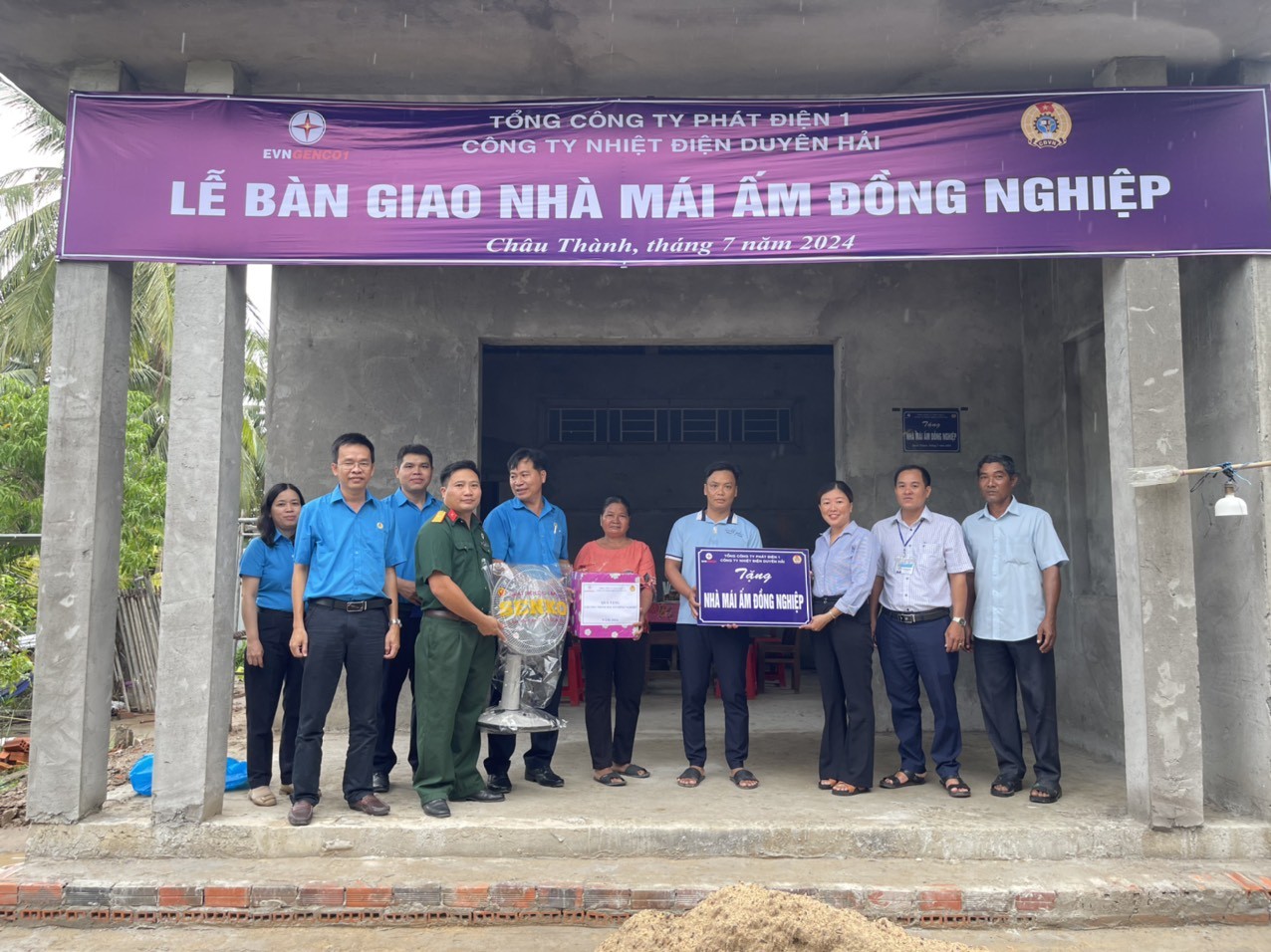 Đại diện BCH Công đoàn Công ty trao tặng nhà cho gia đình anh Nguyễn Hoàng Phúc