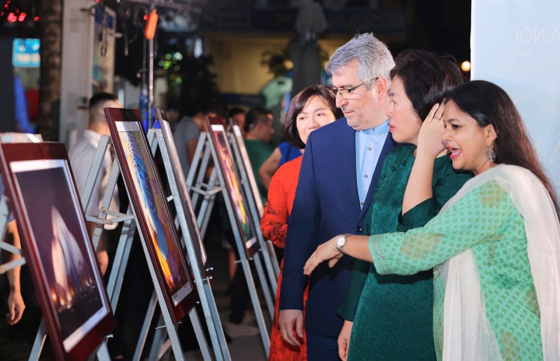 Khách nước ngoài tới tham quan triển lãm ảnh tại Lễ hội sen Hà Nội 2024 (Ảnh: T.L).