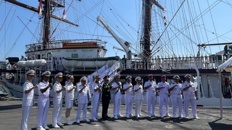 Tàu buồm 286-Lê Quý Đôn thăm, giao lưu với hải quân Indonesia