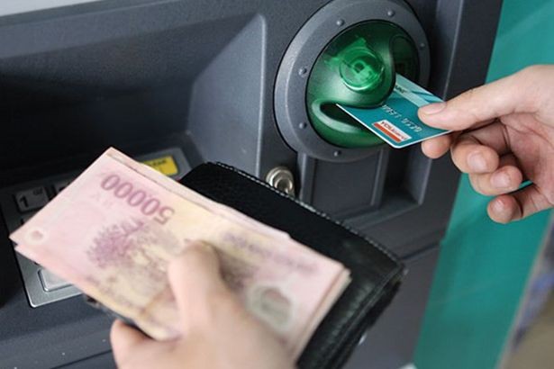 Việc chi trả lương hưu qua thẻ ATM sẽ giúp tránh những sai sót, mất mát trong quá trình chi trả (Ảnh: T.L).