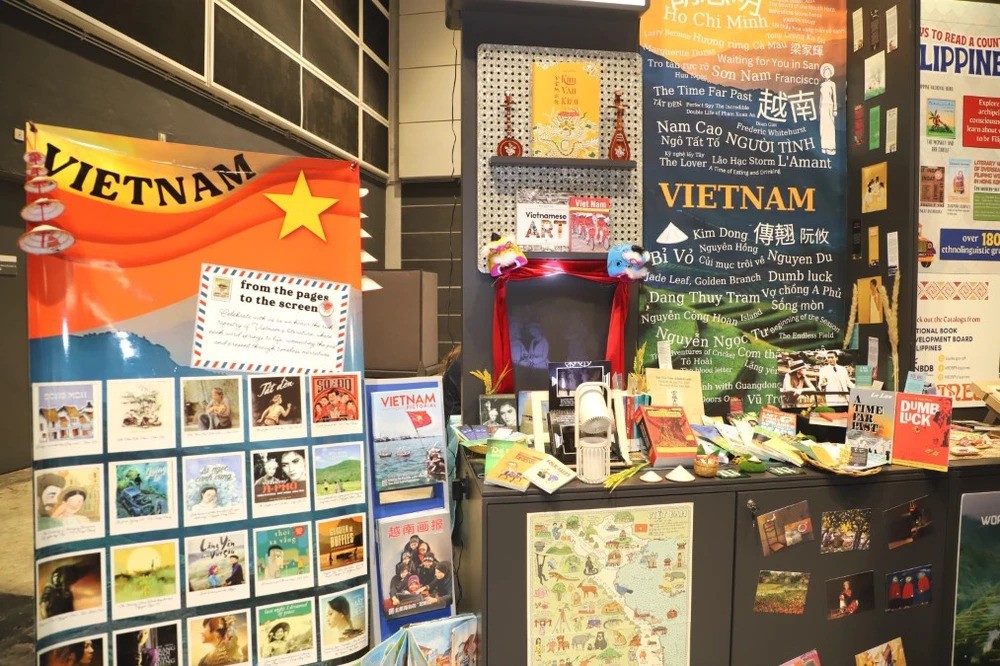 Giới thiệu nhiều ấn phẩm văn học Việt Nam đến bạn bè Hong Kong (Trung Quốc)
