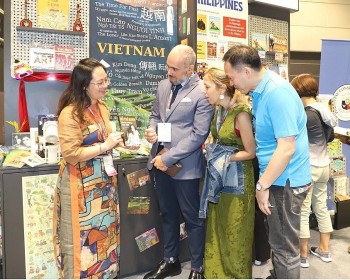 Giới thiệu nhiều ấn phẩm văn học Việt Nam đến bạn bè Hong Kong (Trung Quốc)