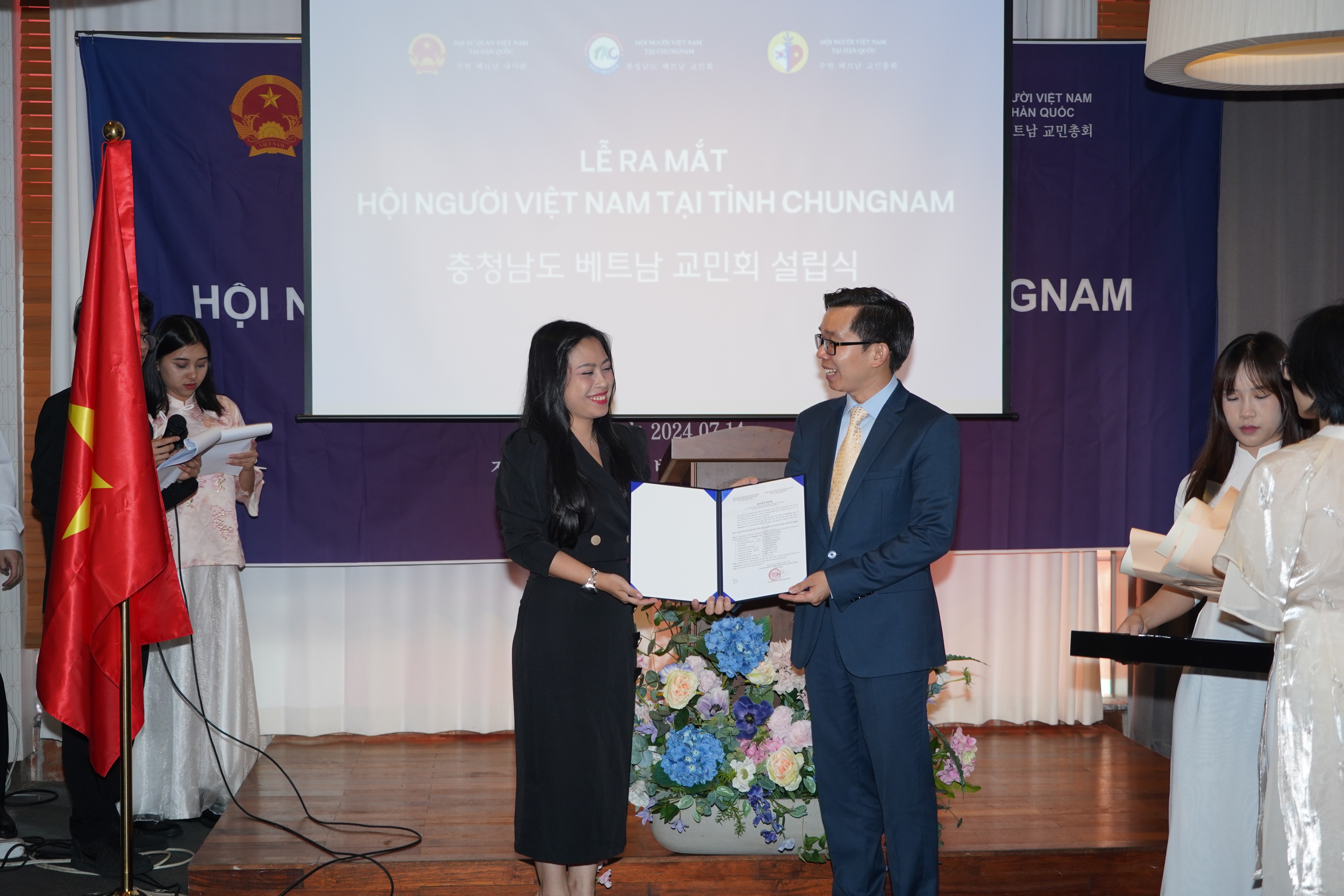Tổng Hội người Việt Nam tại Hàn Quốc đã trao quyết định công nhận thành lập Hội người Việt Nam tại tỉnh Chungcheongnam