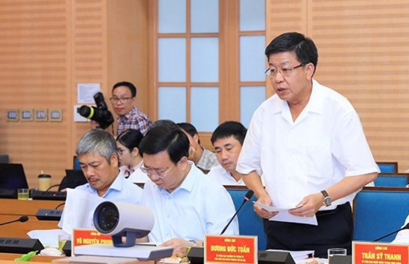 Phó Chủ tịch UBND TP Dương Đức Tuấn báo cáo với Đoàn giám sát của Quốc hội (Ảnh: T.L).