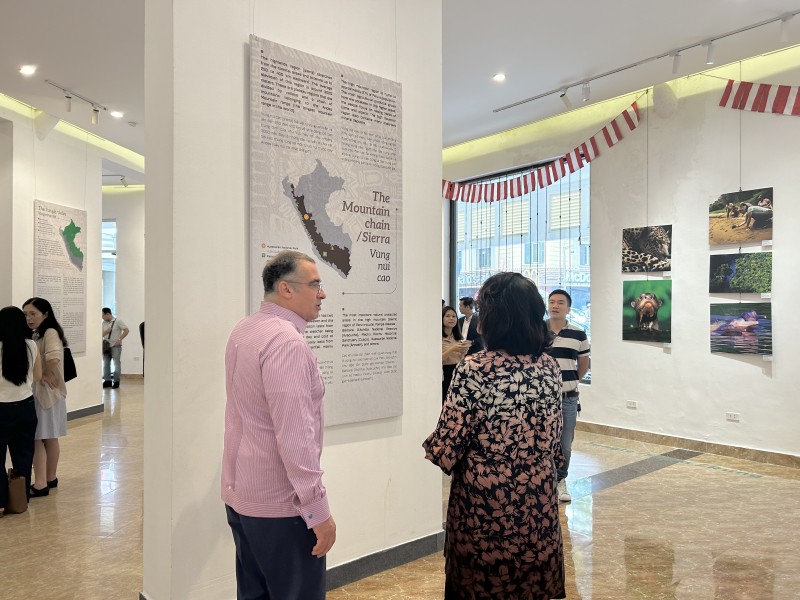 Công dân Peru đang sinh sống, làm việc tại Việt Nam tới tham quan triển lãm ảnh. (Ảnh: Thu Phượng)
