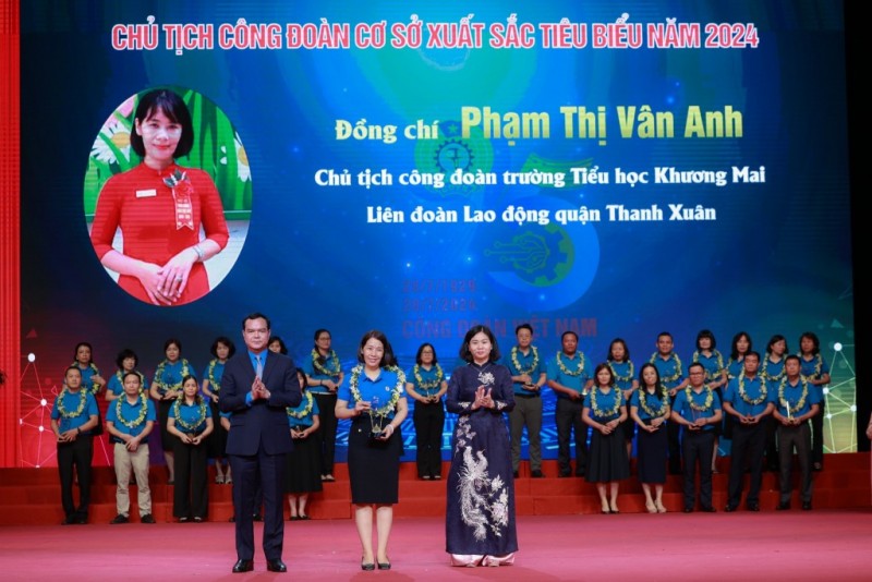 Đồng chí Nguyễn Đình Khang - Ủy viên Trung ương Đảng, Chủ tịch Tổng LĐLĐ Việt Nam và đồng chí Nguyễn Thị Tuyến - Ủy viên Trung ương Đảng, Phó Bí thư Thường trực Thành ủy Hà Nội trao biểu trưng cho cán bộ Công đoàn tiêu biểu xuất sắc (Ảnh: T.L).