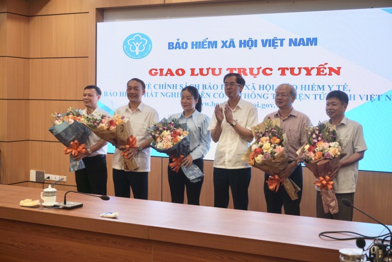 Phó Tổng Giám đốc BHXH Việt Nam Đào Việt Ánh tặng hoa khách mời, chuyên gia tham dự Chương trình (Ảnh: T.L).