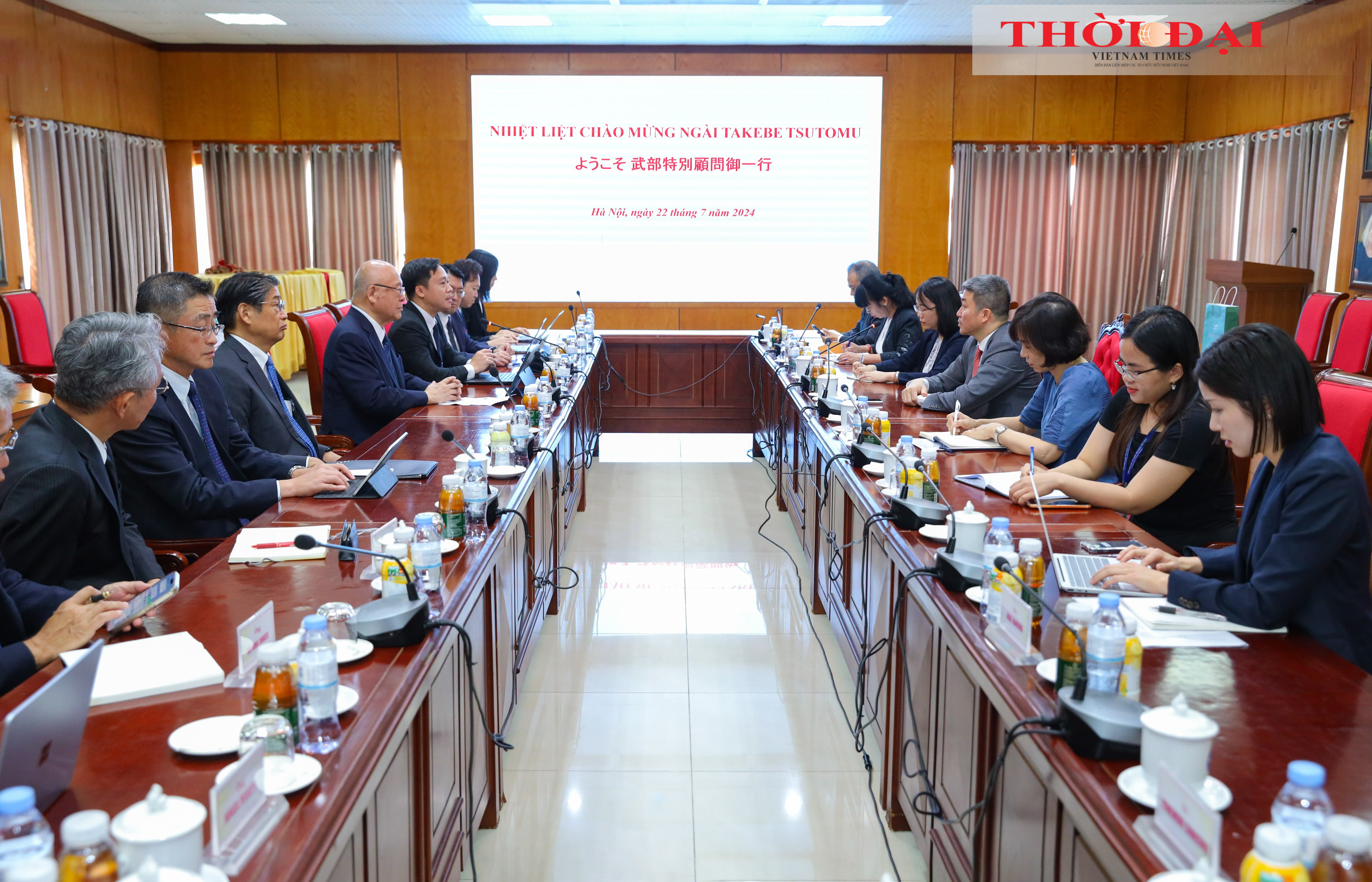  Liên hiệp các tổ chức hữu nghị Việt Nam tiếp ông Takebe Tsutomu, Cố vấn đặc biệt Liên minh nghị sĩ hữu nghị Nhật - Việt và đoàn công tác Nhật Bản. (Ảnh: Đinh Hòa)