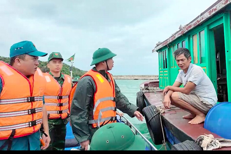 Lực lượng chức năng kiểm soát chặt chẽ tàu thuyền tại các khu neo đậu tránh trú (Ảnh: T.L). Lực lượng chức năng kiểm soát chặt chẽ tàu thuyền tại các khu neo đậu tránh trú (Ảnh: T.L).
