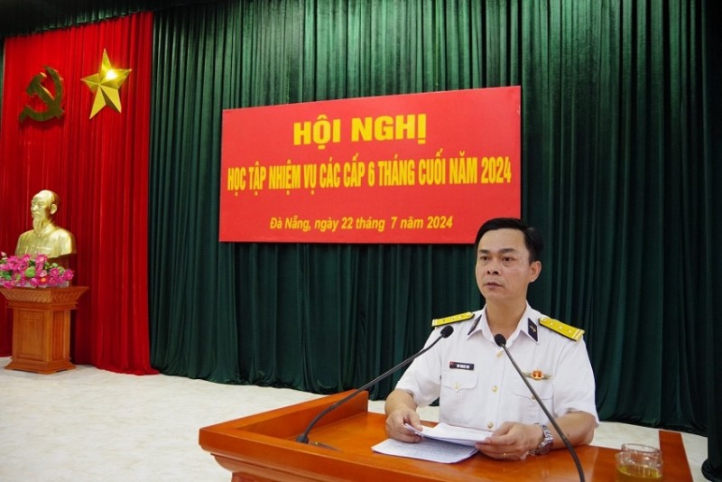 Thượng tá Chu Quang Vinh, Chủ nhiệm Chính trị Lữ đoàn 172 chủ trì và trực tiếp lên lớp giáo dục nhiệm vụ các cấp 6 tháng cuối năm 2024. (Ảnh: Phước Hoàn)