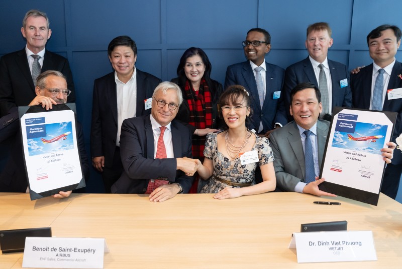 Ông Đinh Việt Phương, Tổng giám đốc Vietjet (hàng đầu, bìa phải) và ông Benoît de Saint-Exupéry, Phó Tổng giám đốc phụ trách Kinh doanh, bộ phận Máy bay thương mại của Airbus (hàng đầu, bìa trái) ký kết hợp đồng đặt mua tàu bay tại Triển lãm Hàng không quốc tế Farnborough 2024.