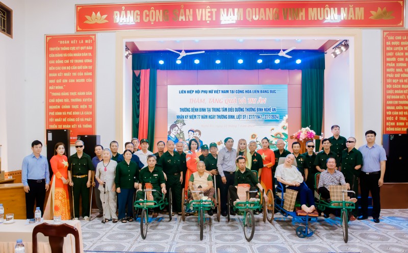 Liên hiệp hội phụ nữ Việt Nam tại CHLB Đức tặng quà tri ân thương, bệnh binh tại Nghệ An