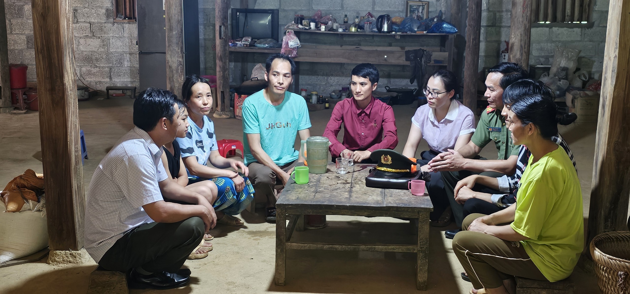 Gia đình anh Hoàng Văn Sỹ (người ngồi giữa áo xanh), người Mông ở xóm Lũng Mủm, xã Thượng Thôn