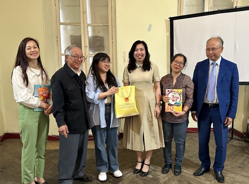 Trao tặng sách tiếng Việt cho cộng đồng người Việt Nam tại Bordeaux (Pháp)