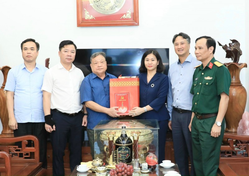 hó Bí thư Thường trực Thành ủy Nguyễn Thị Tuyến tặng quà ông Hoàng Ngọc Thành (Ảnh: T.L).