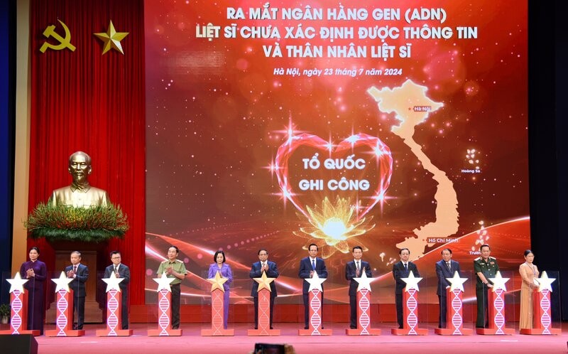 Thủ tướng Chính phủ Phạm Minh Chính và các đại biểu cùng bấm nút kích hoạt ra mắt Ngân hàng gen (ADN) liệt sĩ chưa xác định được thông tin và thân nhân liệt sĩ