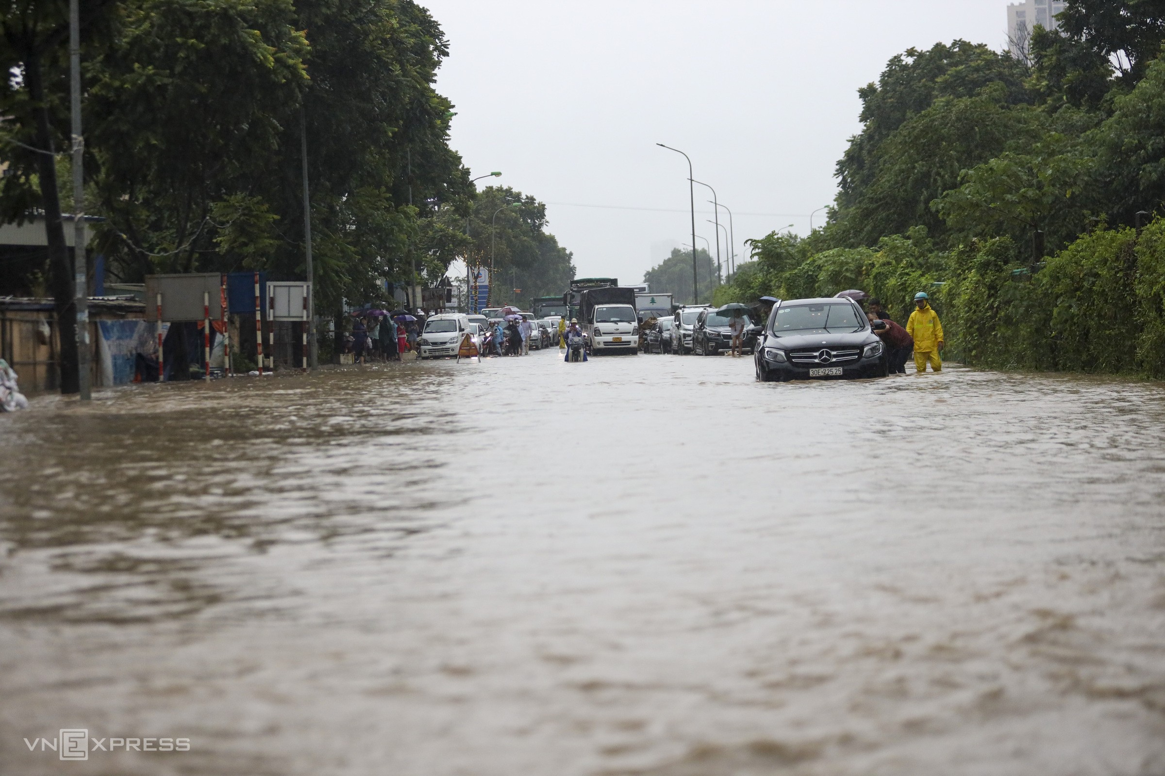 Do ảnh hưởng của bão Prapiroon suy yếu thành áp thấp nhiệt đới, Hà Nội mưa to từ 7h đến tối 23/7. Trong ảnh, một phía đường gom đại lộ Thăng Long mênh mông nước. (Ảnh: VnExpress)