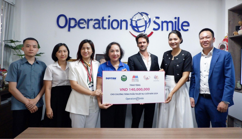 Công ty MM Mega Market Việt Nam cùng các đơn vị đối tác trao tặng 140 triệu đồng cho Tổ chức Phẫu thuật nụ cười (Operation Smile Việt Nam).