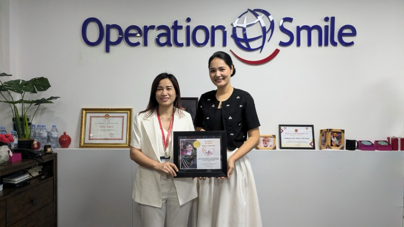 Giám đốc Phát triển Kênh Thương mại Hiện Đại của công ty TNHH TMSX Number One cùng đại diện Operation Smile Việt Nam.