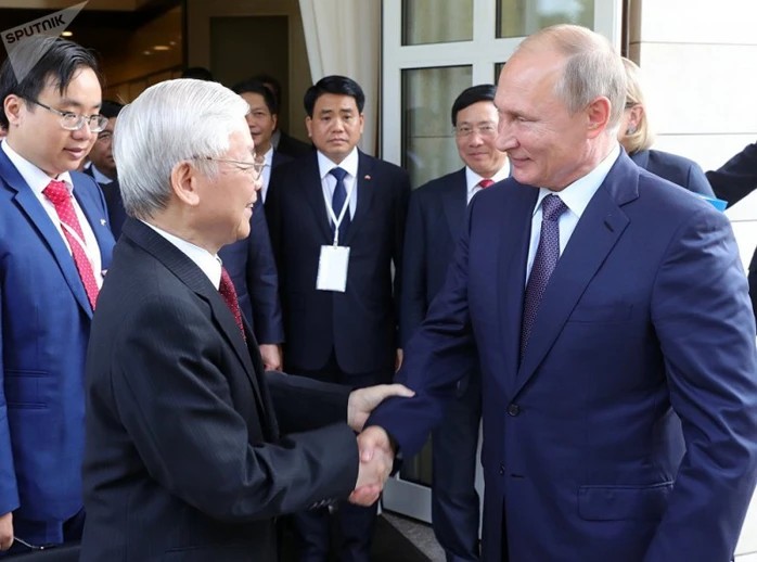 Tổng Bí thư Nguyễn Phú Trọng bắt tay Tổng thống Vladimir Putin trong chuyến thăm Nga năm 2018. (Ảnh: Sputnik)