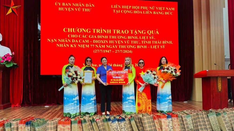 Liên hiệp hội phụ nữ Việt Nam tại CHLB Đức tặng quà cho người có công ở Thái Bình