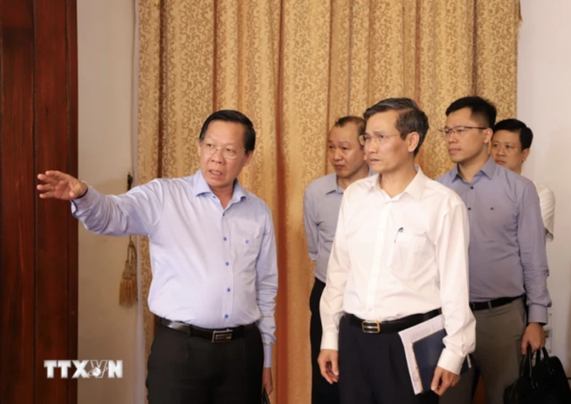Ông Phan Văn Mãi (ngoài cùng bên trái), Phó Bí thư Thành ủy, Chủ tịch Ủy ban Nhân dân Thành phố Hồ Chí Minh kiểm tra công tác chuẩn bị tại Hội trường Thống Nhất, Thành phố Hồ Chí Minh. (Ảnh: Hồng Giang/TTXVN)