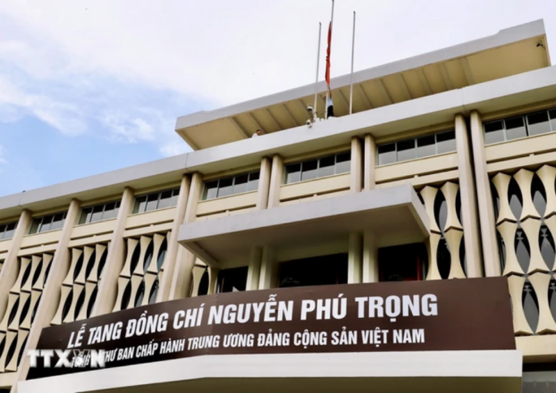 Hội trường Thống Nhất treo cờ rủ trong những ngày diễn ra lễ tang Tổng Bí thư Nguyễn Phú Trọng. (Ảnh: Hồng Giang/TTXVN)