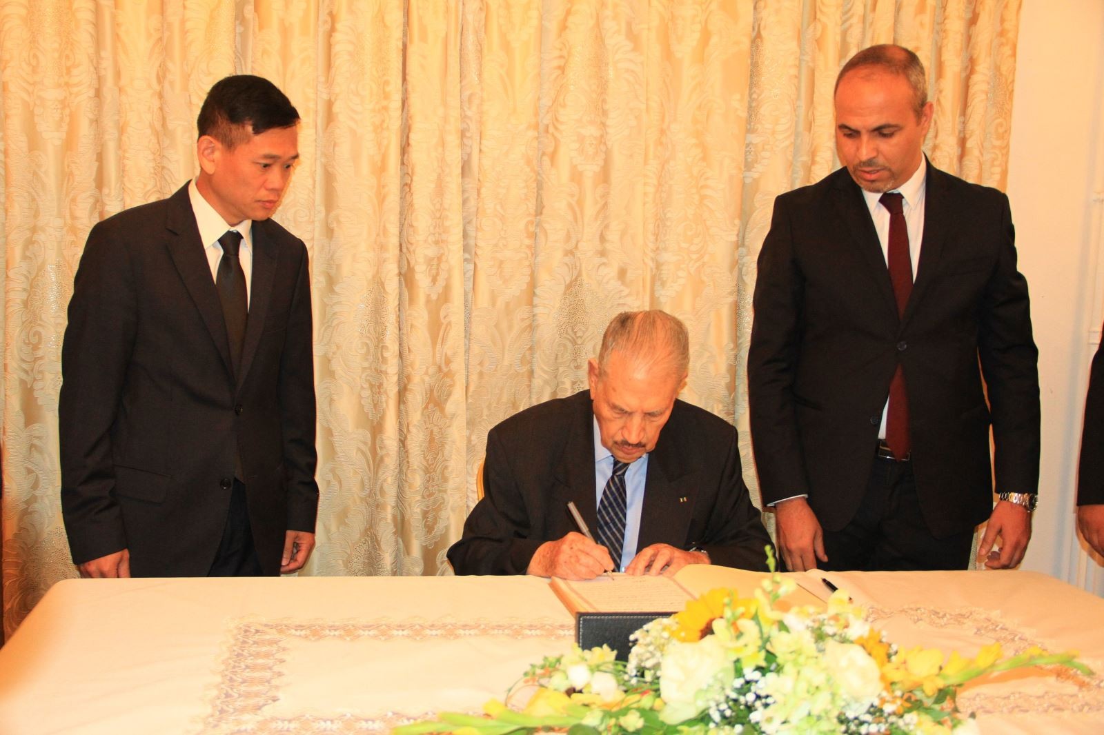 Chủ tịch Thượng viện Algeria Salah Goudjil ghi trong sổ tang 