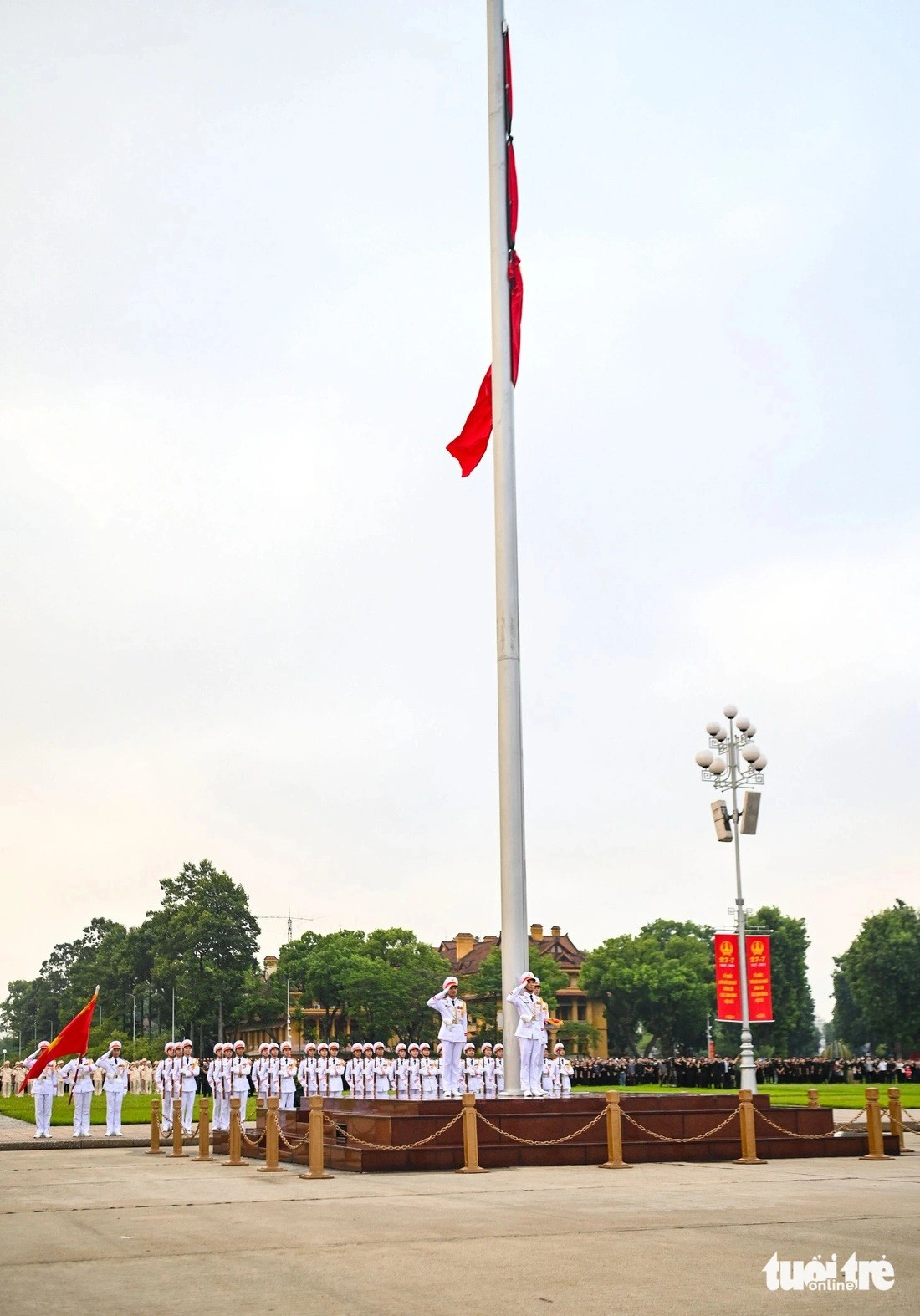 Lá cờ rủ được kéo lên tại quảng trường Ba Đình (Hà Nội) cùng dải băng đen. 