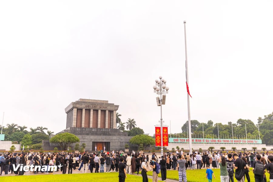 Thượng cờ rủ cùng dải băng đen tại quảng trường Ba Đình tưởng nhớ Tổng Bí thư Nguyễn Phú Trọng