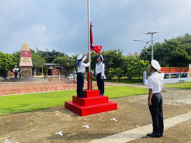 Lễ treo cờ rủ Quốc tang Tổng Bí thư Nguyễn Phú Trọng tại Trường Sa